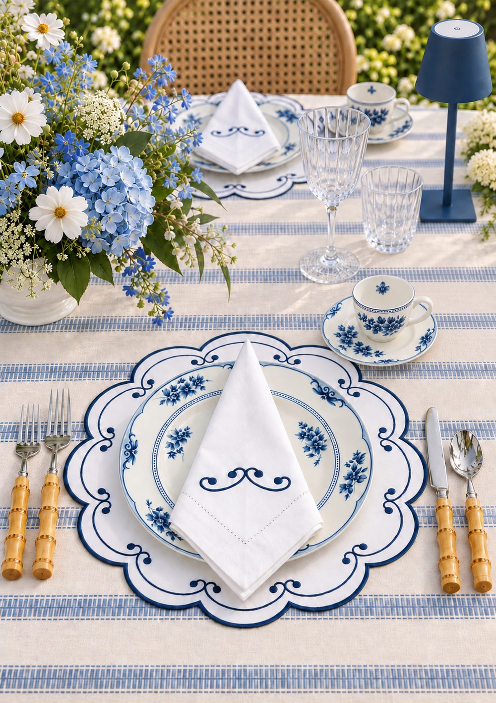 Mesa posta com a coleção Azul de porcelana e bordados