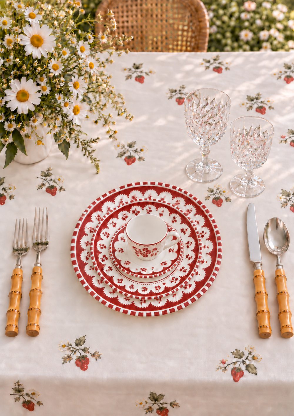 Mesa posta com a coleção Vermelha de porcelana